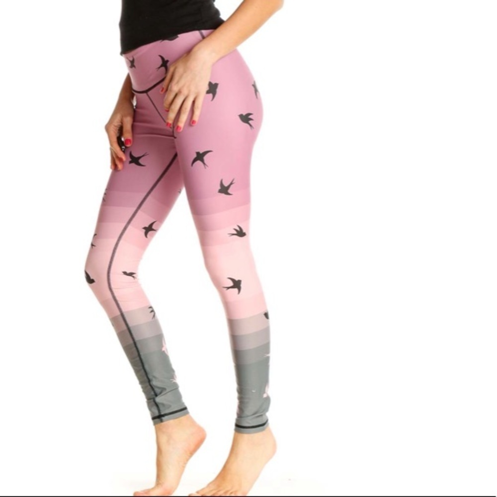 Noli Yoga Ombré Bird Leggings. Size XSmall.